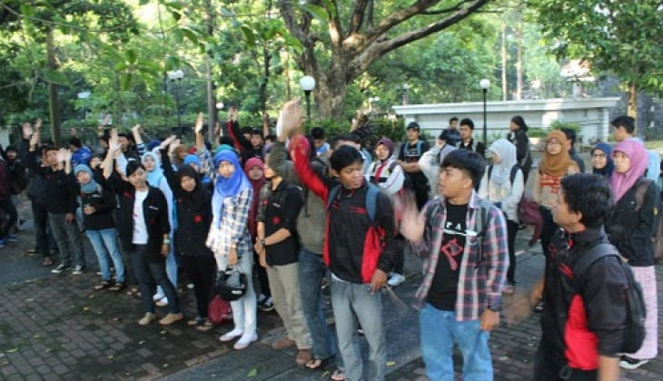 Mahasiswa Vokasi Tanam Cemara Udang di Pantai Gunungkidul