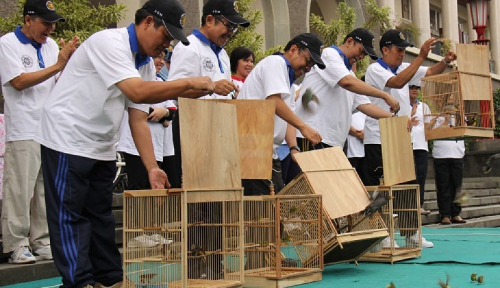 Lepas 63 Ekor Burung, Tandai Pembukaan Dies UGM