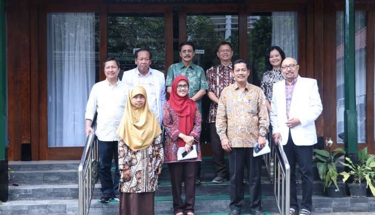 Bedah Rumah, Operasi Katarak, dan Pemeriksaan Kesehatan Gratis Mengisi Dies FKKMK UGM