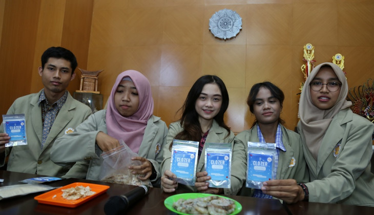 Mahasiswa UGM Olah Limbah Cangkang Udang Menjadi Closet Sanitizer   