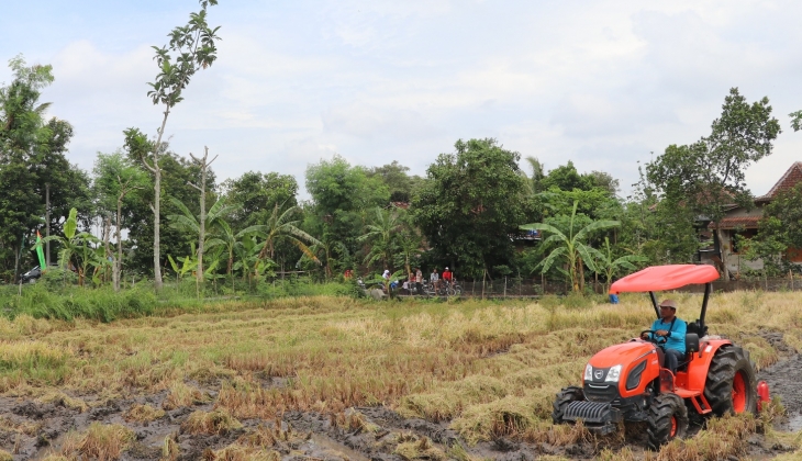 FTP UGM Kenalkan Alat Mesin Pertanian Korea Pada Petani Bantul