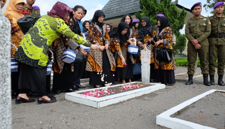 Dharma Wanita UGM Lakukan Ziarah ke Makam Pendiri UGM