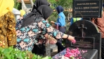 Dharma Wanita UGM Lakukan Ziarah ke Makam Pendiri UGM