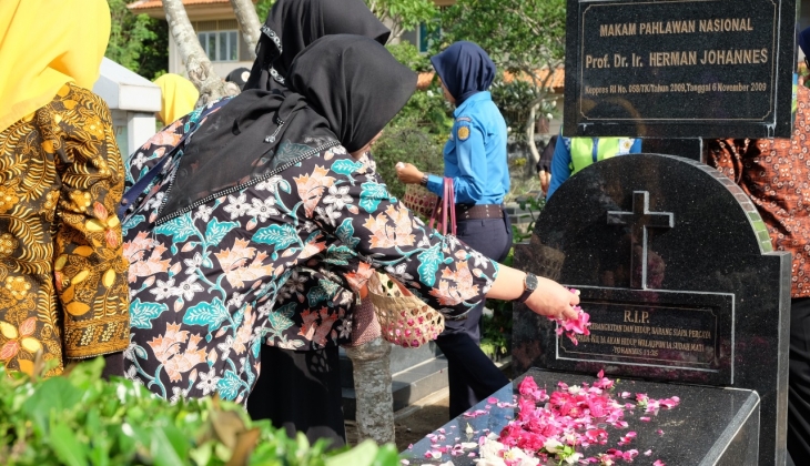 Dharma Wanita UGM Lakukan Ziarah ke Makam Pendiri UGM