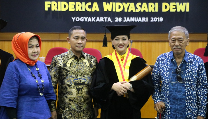 Dirut KSEI Meraih Gelar Doktor di UGM  Universitas Gadjah 