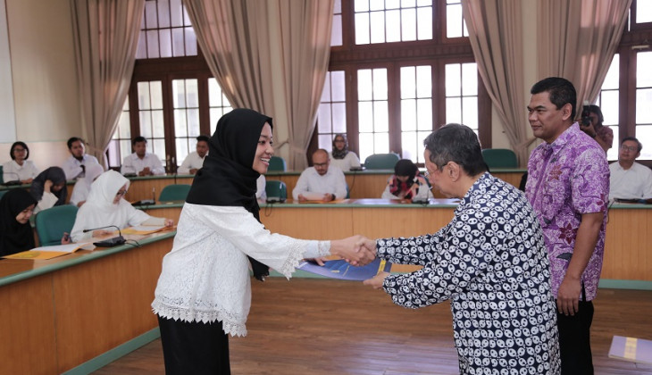 UGM Serahkan 43 SK CPNS Dosen 