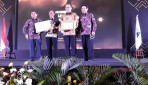 Rektor UGM Raih Academic Leader Award Kemristekdikti 2019