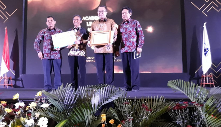 Rektor UGM Raih Academic Leader Award Kemristekdikti 2019