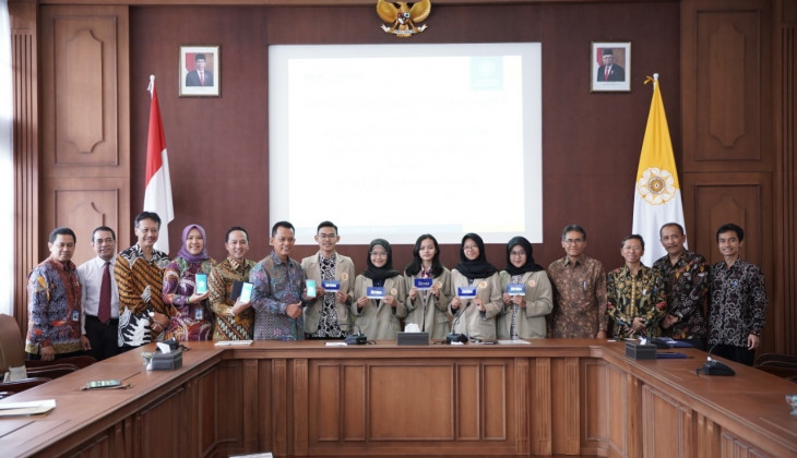 UGM Terima Bantuan Beasiswa dan Ambulans Bank BPD DIY