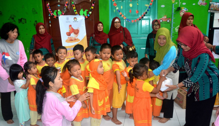 Peduli Stunting, DWP Fapet UGM Bagikan Susu dan Telur