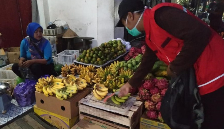 DERU UGM Bagikan Masker dan Vitamin untuk Pedagang Pasar