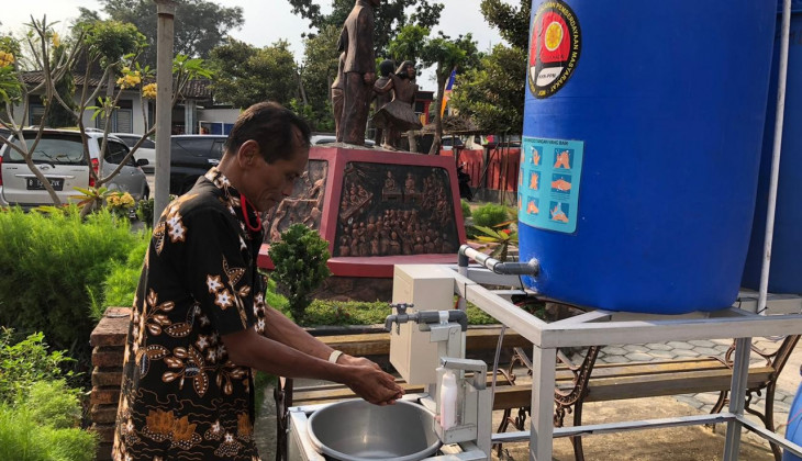 KKN-PPM UGM Gergunung, Klaten Buat Alat Cuci Tangan Sistim Penjernih Air 