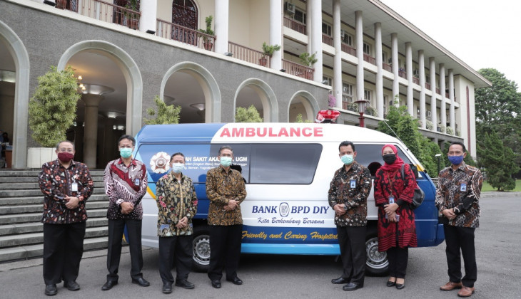 UGM Terima Bantuan Ambulance dari Bank BPD DIY