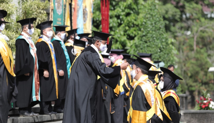 UGM Organizes Both Online and Offline Graduation