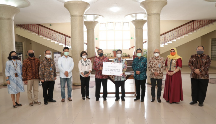 BNI Serahkan Bantuan Mesin RNA dan Reagen PCR Test ke UGM