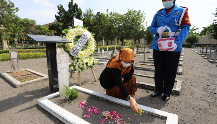 Dharma Wanita Persatuan UGM Tabur Bunga di Makam Sardjito
