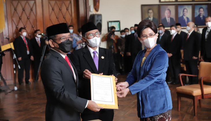 Prof. Ova Emilia Dilantik Sebagai Rektor UGM 2022-2027