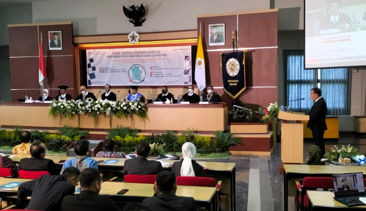 Mempertahankan Disertasi Tipologi Kadaster, Budi Martono Raih Doktor