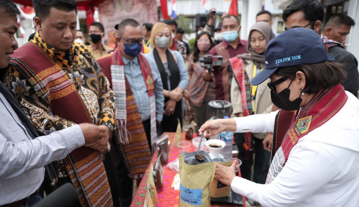Rektor UGM Kunjungi Mahasiswa KKN di Samosir