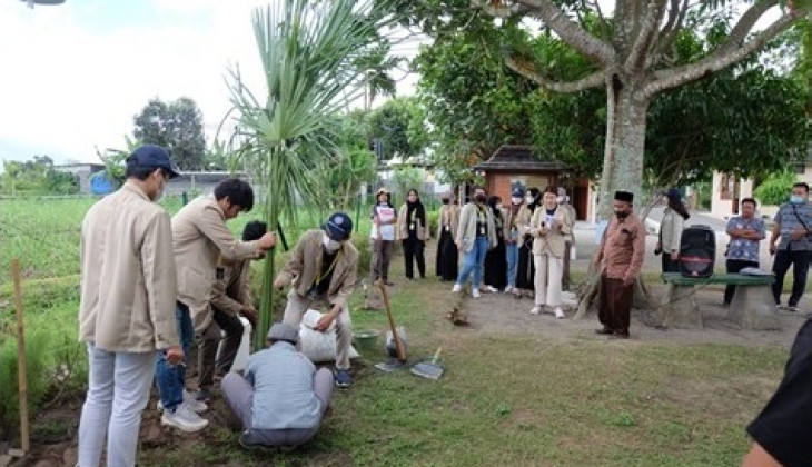 Mahasiswa KKN UGM Tanam Pohon Ikonik Gebang Lambang Persatuan 