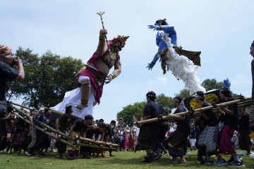 Komunitas Mahasiswa Hindu UGM Ikuti Tawur Agung di Candi Prambanan