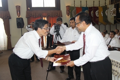 Rektor UGM Serahkan SK CPNS dan Satyalancana Karya Satya