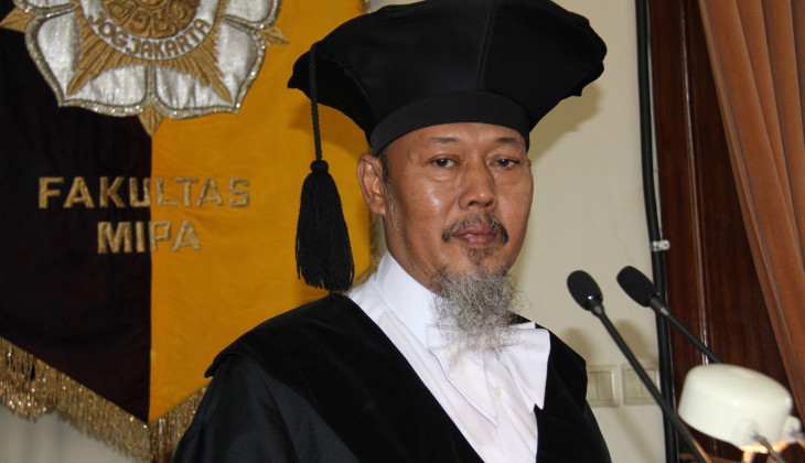 Prof. Dr. Agung Bambang Setio Utomo, SU.,  Guru Besar  bidang ilmu Fisika pada Fakultas Matematika dan Ilmu Pengetahuan Alam (MIPA) 