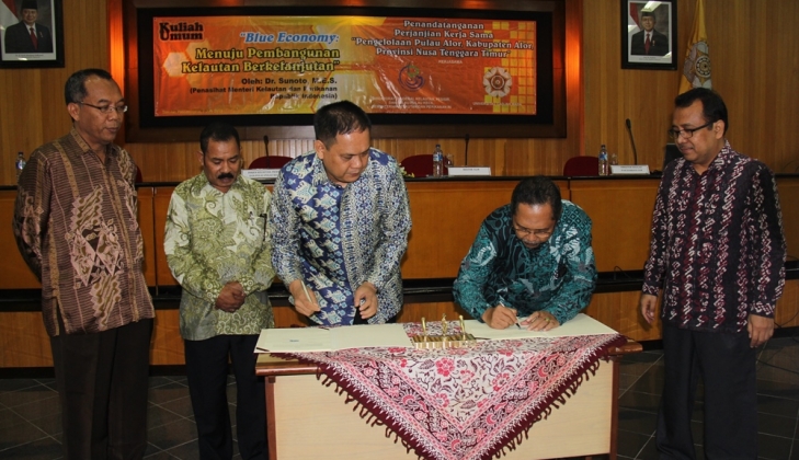 Penandatanganan naskah kerjasama Adopsi Pulau Alor dilakukan oleh Direktur Sekolah Pasacasarjana UGM dengan Direktur Jendral KP3K Kementrian Kelautan dan Perikanan RI, Jumat (7/6) di Sekolah Pascasarjana UGM.