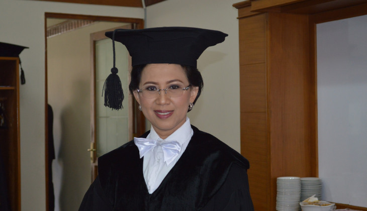 Prof. Ova Emilia, Guru Besar Bidang Pendidikan Kedokteran Pertama
