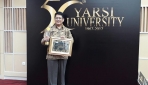 Dekan Fakultas Biologi UGM Menerima YARSI Award