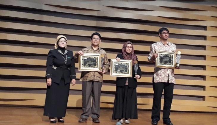 Dekan Fakultas Biologi UGM Menerima YARSI Award