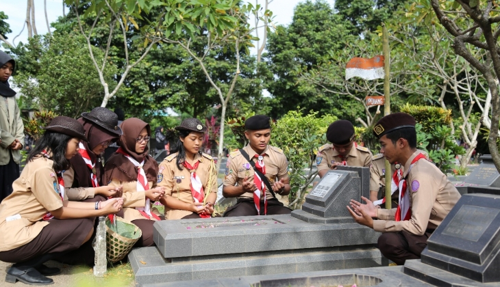 Jelang Dies Natalis, Dharma Wanita UGM Ziarah ke Makam Para Pendiri UGM